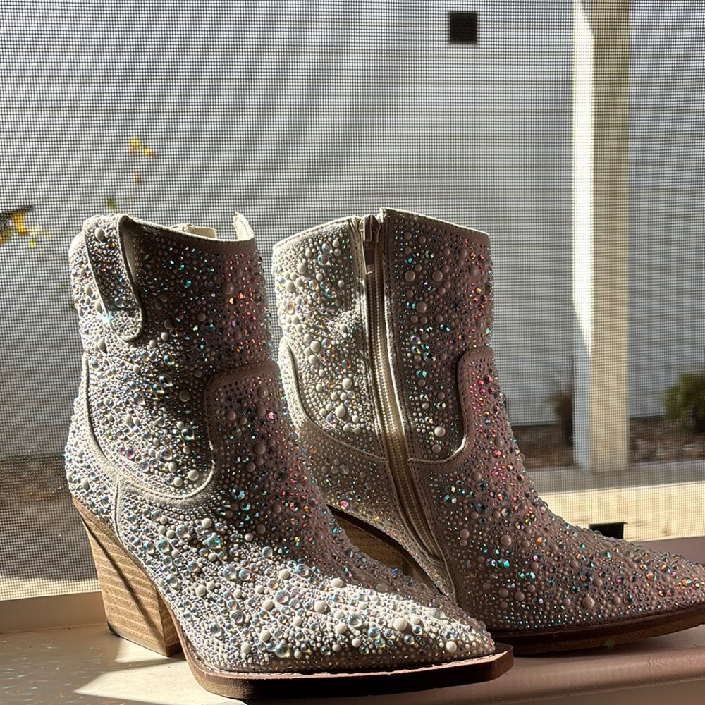 Sparkling white Ankle Boots